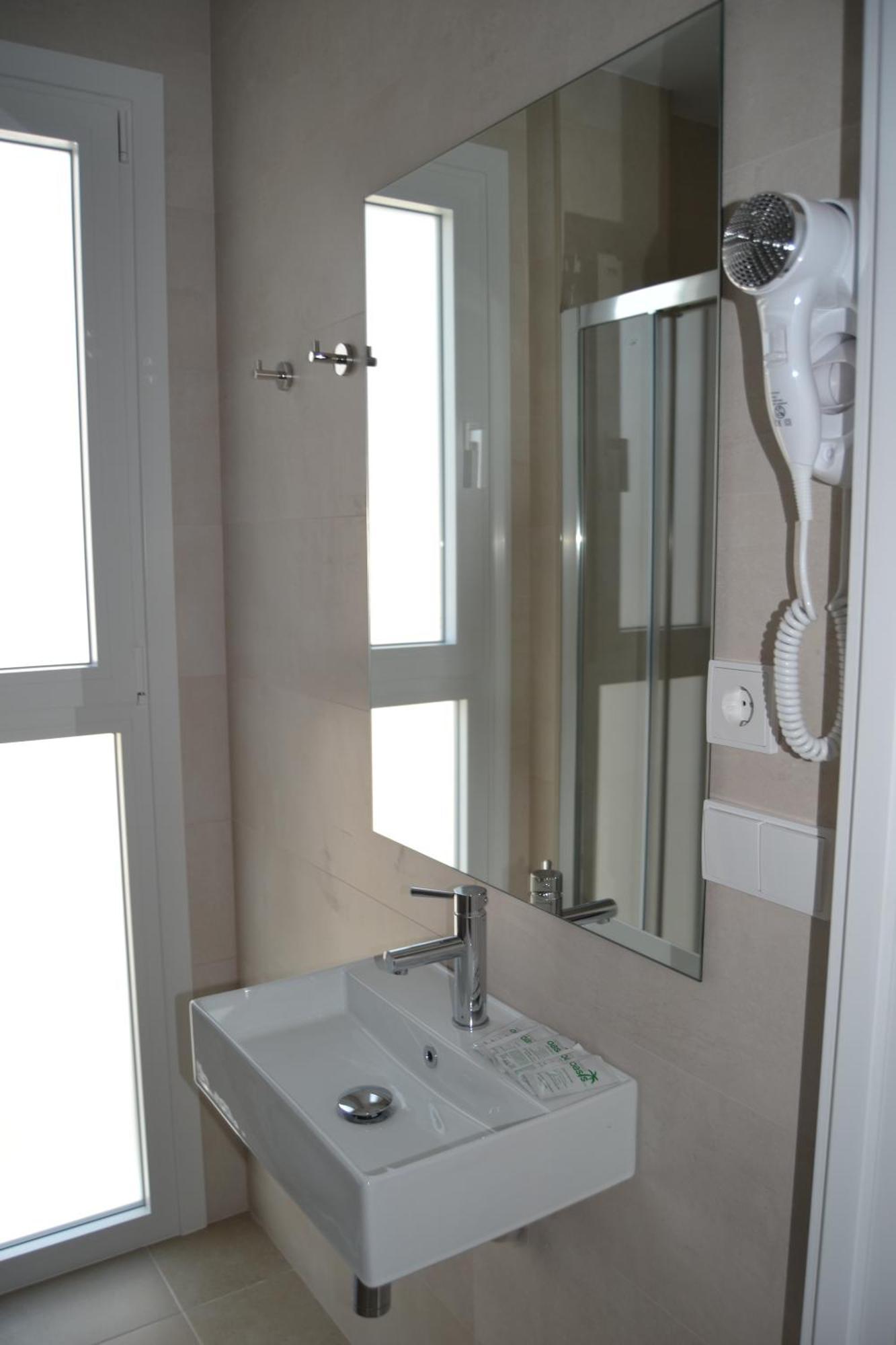 Hotel Oasis コニル・デ・ラ・フロンテラ エクステリア 写真